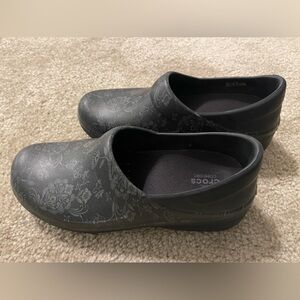 Women’s Crocs Neria Pro II Graphic Work Clogs Black Floral Metallic Rose Size 9